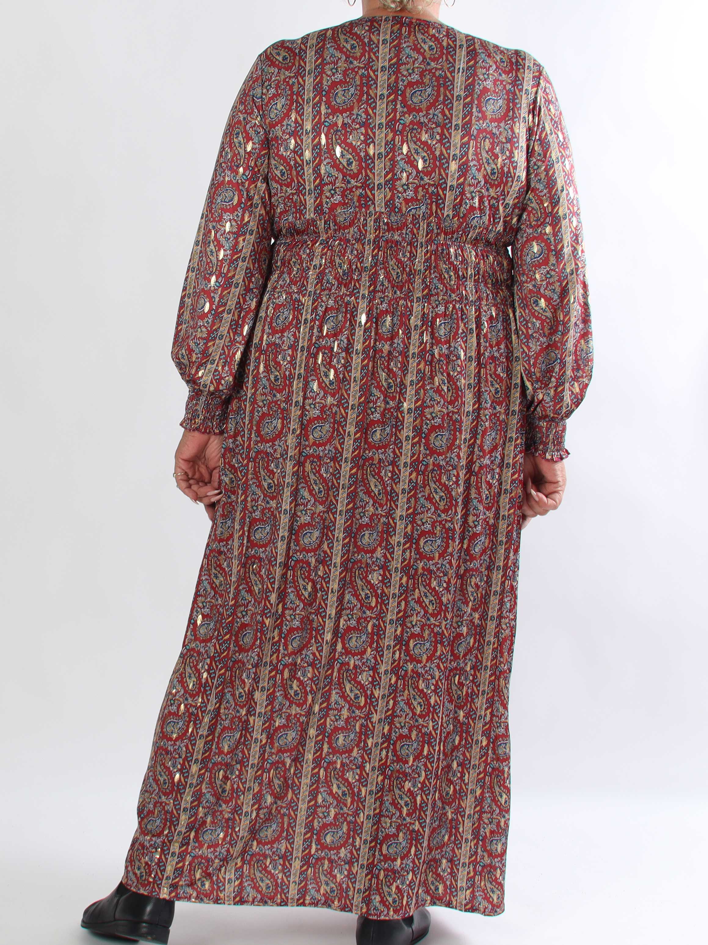 Pams Tapestry L/S - Plus size kjole med farverigt paisleyprint og elegante gulddetaljer